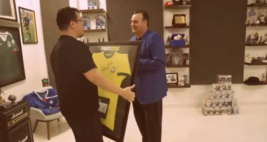 Franco Escamilla le regala jersey de Pelé a Faitelson