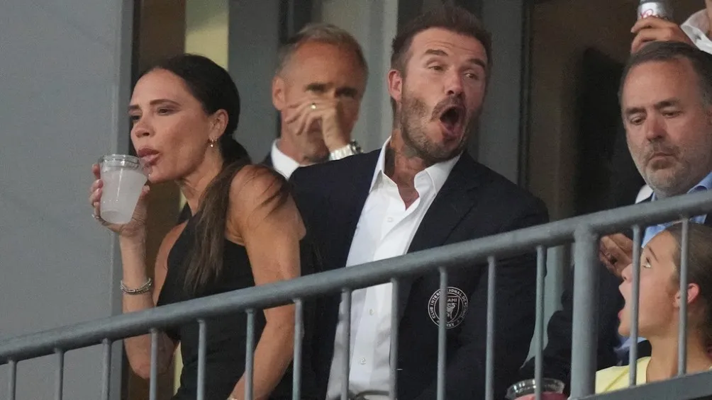 Victoria Beckham junto a David en un partido