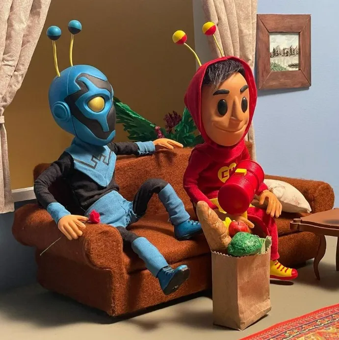 Instagram @chespirito_rgb Blue Beetle y el Chapulín Colorado