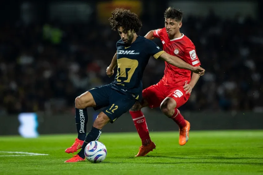 MIGUEL PONTÓN Chino Huerta con el uniforme azul y oro