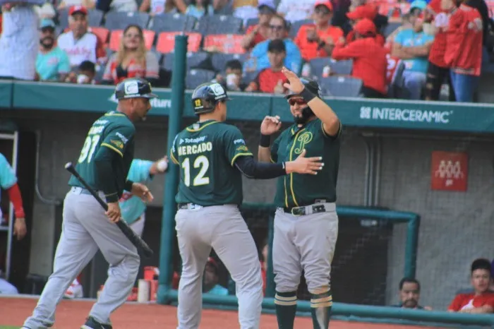 Pericos con la ventaja en la pizarra