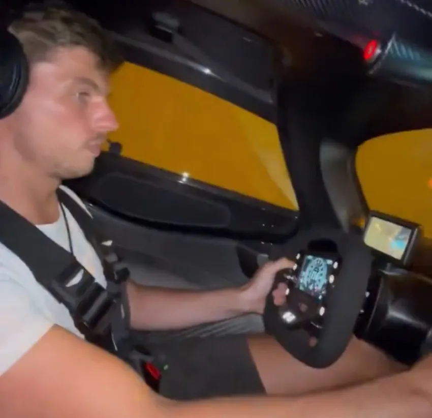 Verstappen concentrado manejando