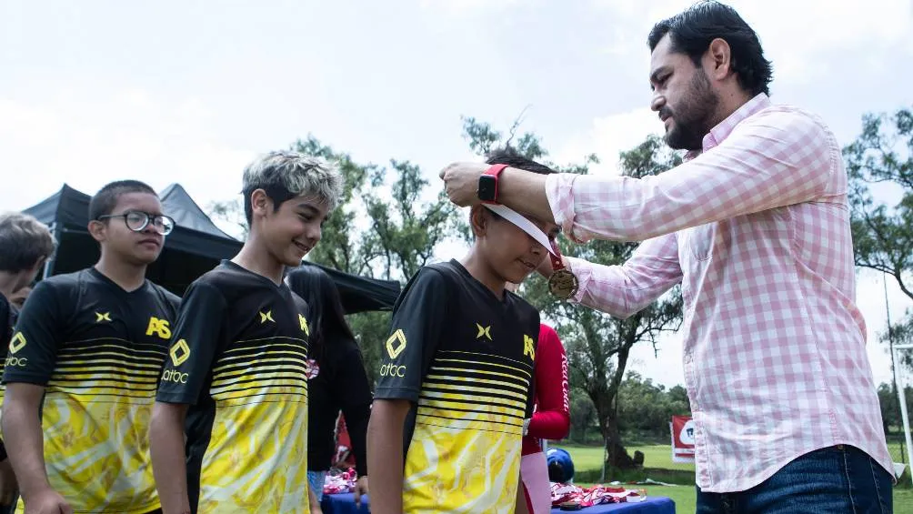 Los chicos reciben su medalla