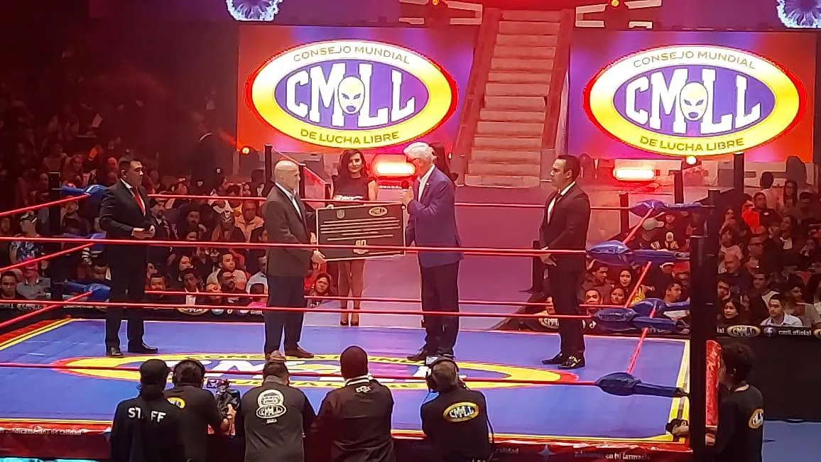 El momento de la entrega del reconocimiento