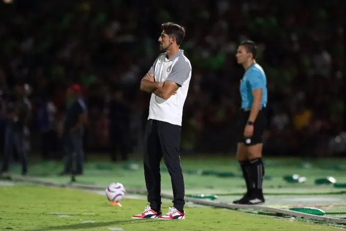 Paunovic dirigiendo a las Chivas