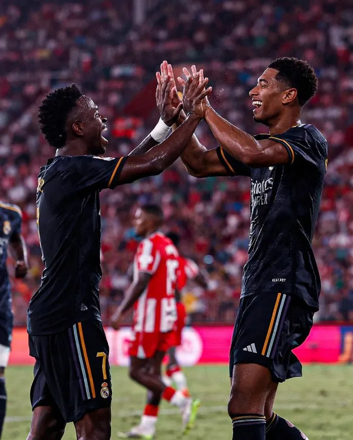 Jude celebrando su gol con Vinicius