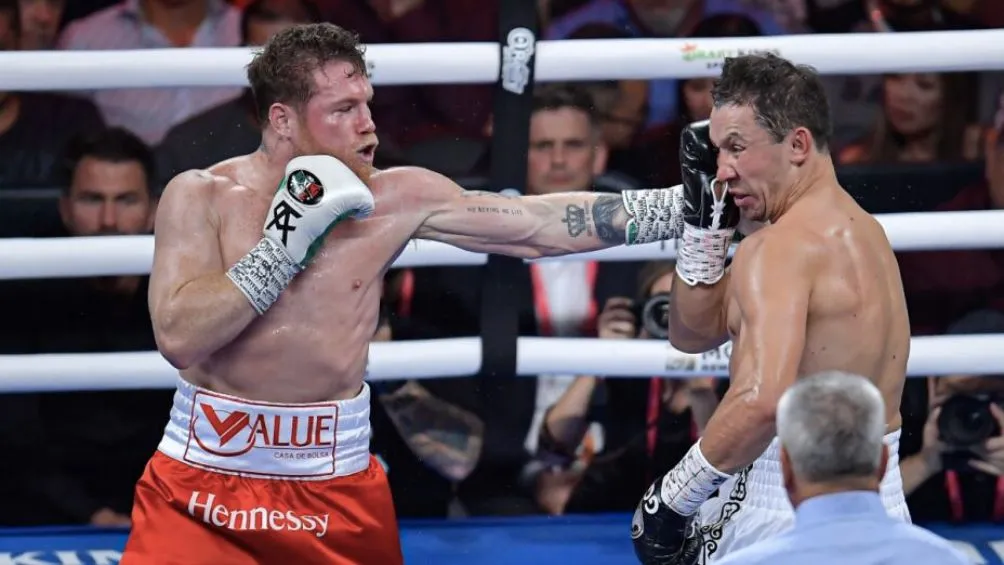 Álvarez batallando ante Golovkin