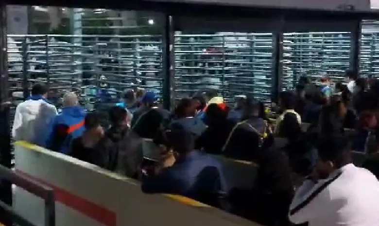Aficionados entrando al Estadio Azteca