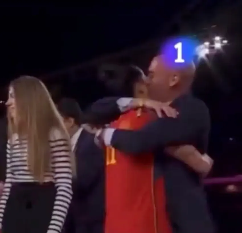 CAPTURA DE PANTALLA | @carlosibargz Rubiales y Hermoso se besaron de 'piquito'