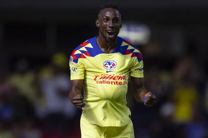 Julián Quiñones festeja un gol