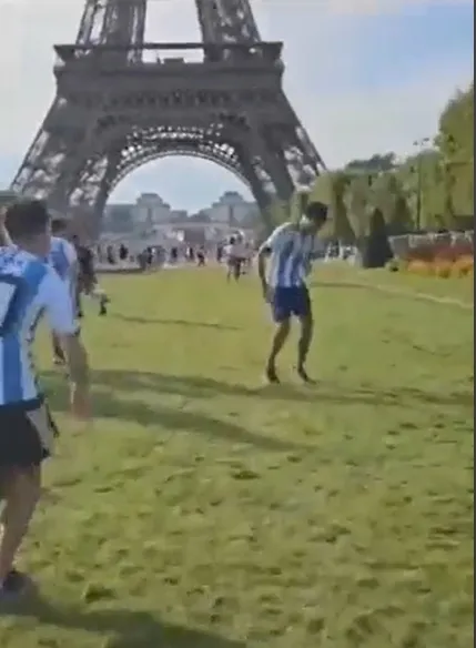 Jóvenes argentinos en la Torre Eiffel recrean gol de Di María