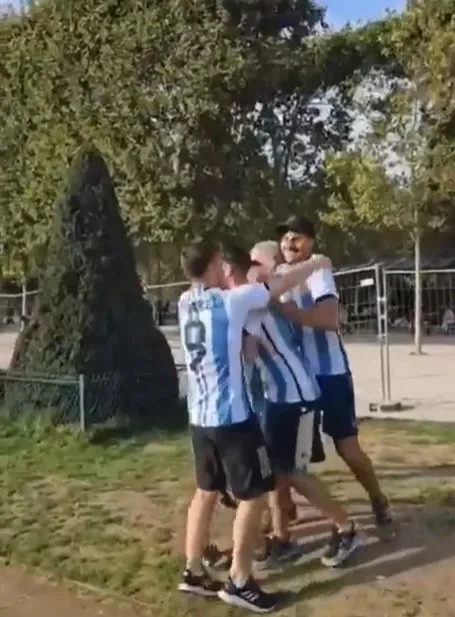 Jóvenes argentinos en la Torre Eiffel