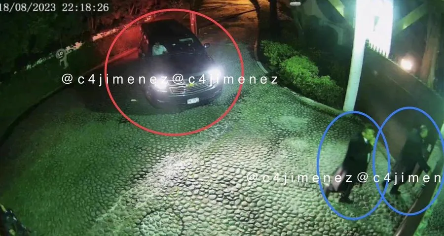 Twitter @c4jimenez Seguridad del fraccionamiento dejó salir la camioneta