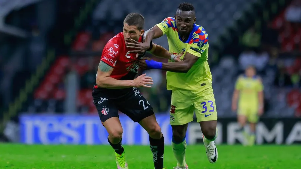 Quiñones disputando un balón