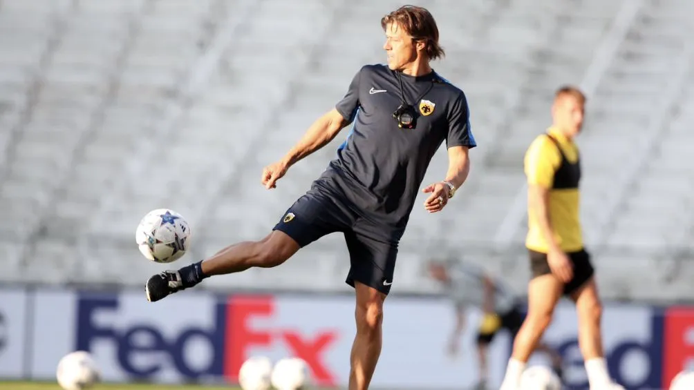 El técnico argentino en el entrenamiento del AEK