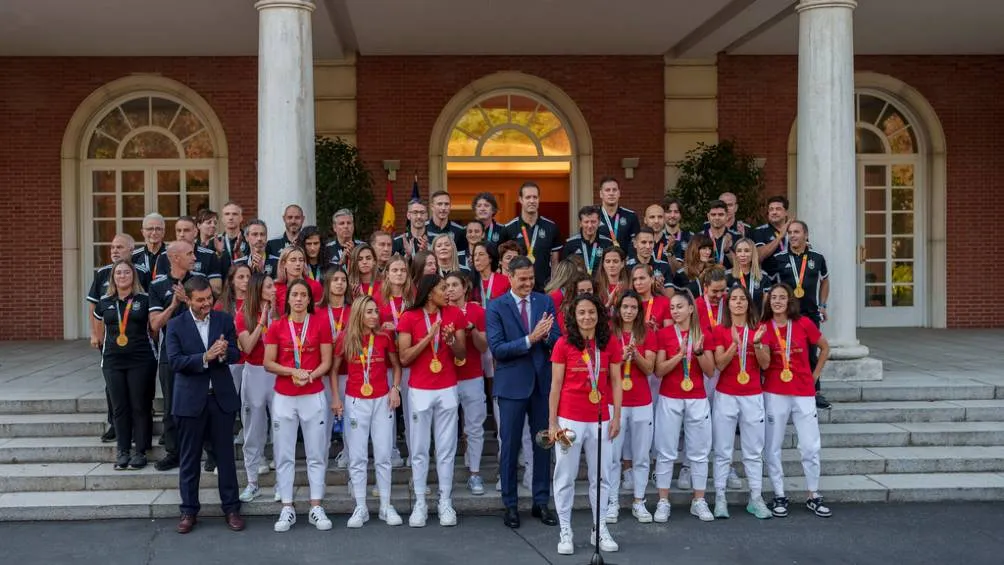 AP Pedro Sánchez recibió a las Campeonas del Mundo