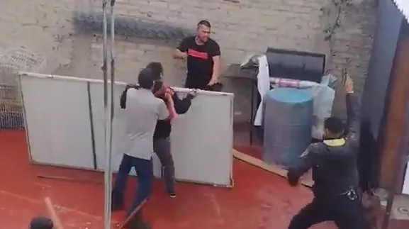 La policía acudió al llamado de los vecinos