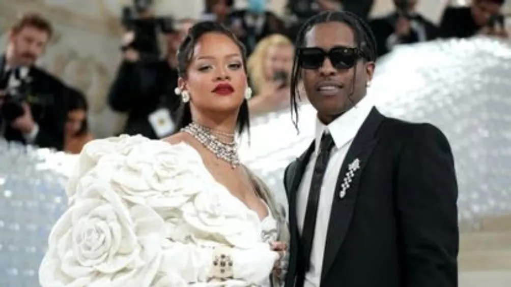 AP Rihanna y su pareja en una gala