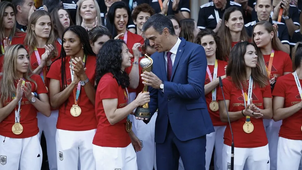 AP Pedro Sánchez recibiendo a las Campeonas del Mundo