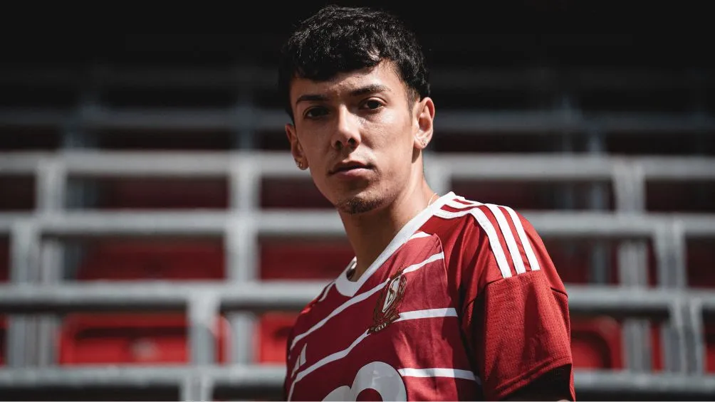 TWITTER: @SL16_FC Ruvalcaba con los colores del Standard de Lieja