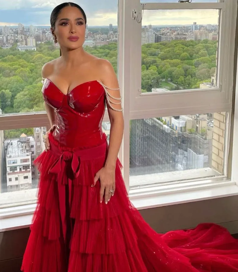 INSTAGRAM: @salmahayek Elegancia de la mexicana