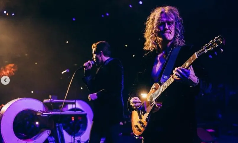Dave Keuning en un solo de guitarra
