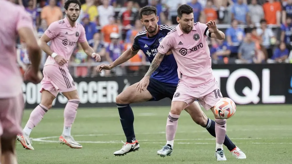 Lionel Messi disputa un balón