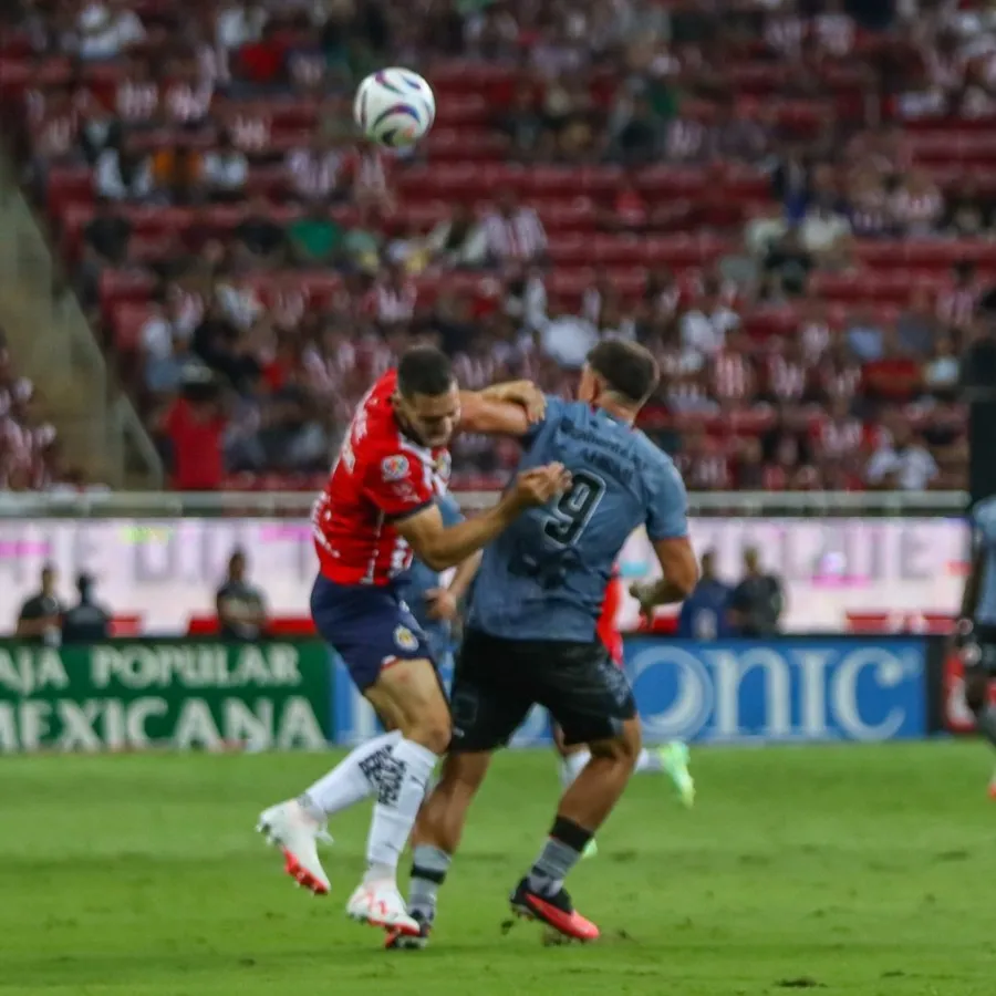 Codazo de Cavallini a Briseño