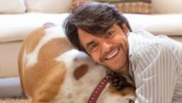 Eugenio Derbez junto a su perrita
