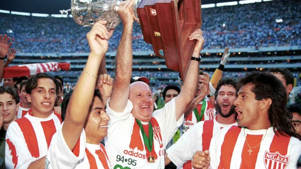 MEXSPORT Manuel Lapuente celebrando un campeonato con Necaxa