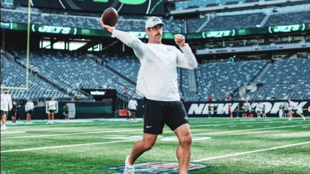 Rodgers lanzando en el Metlife Stadium