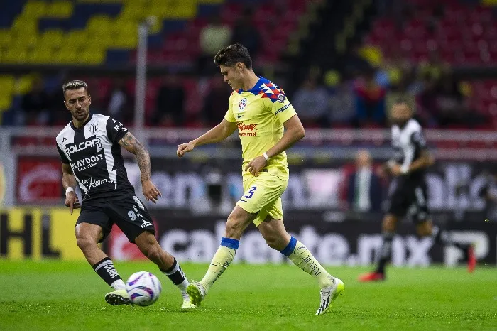 Reyes enfrentando al Necaxa