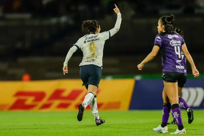 Monsiváis celebrando su gol Pumas Femenil