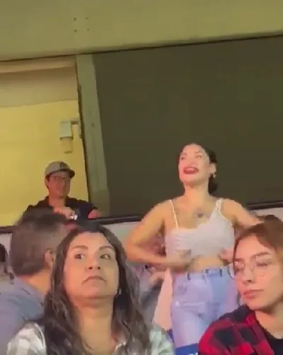 CAPTURA DE PANTALLA La aficionada sorprendió al levantarse la blusa