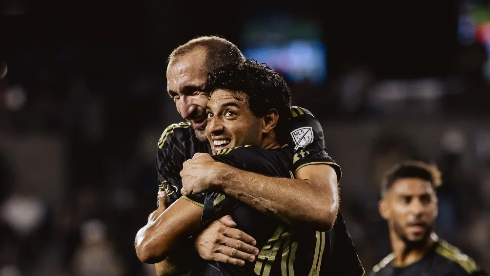 Carlos Vela festeja con Chiellini