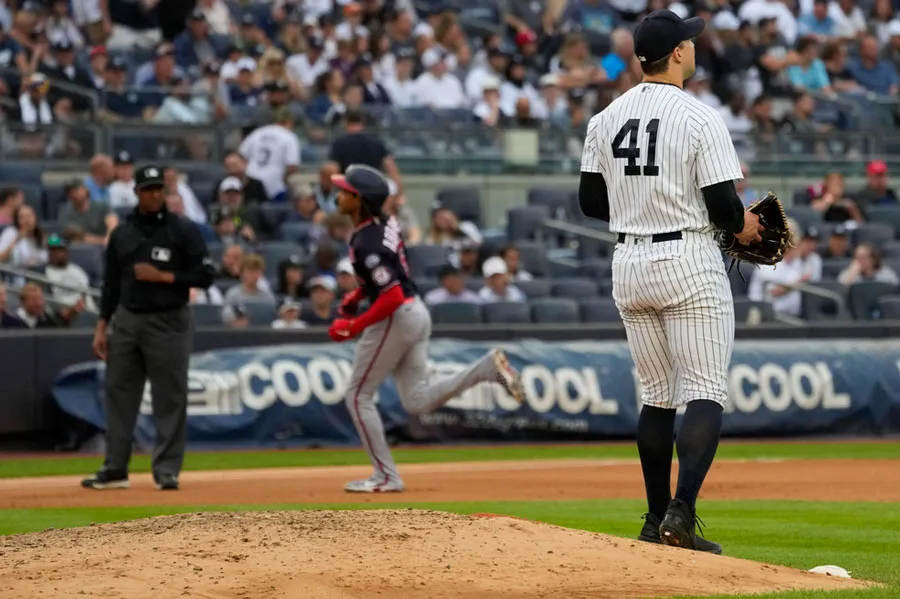 Tommy Kahnle observa a CJ Abrams recorriendo las bases