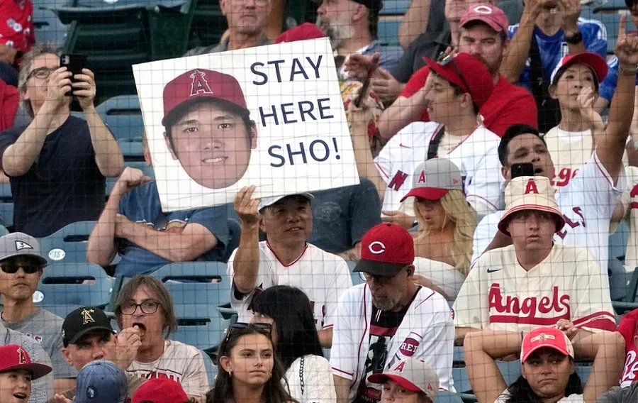 Afición de los Angels apoyando a Ohtani