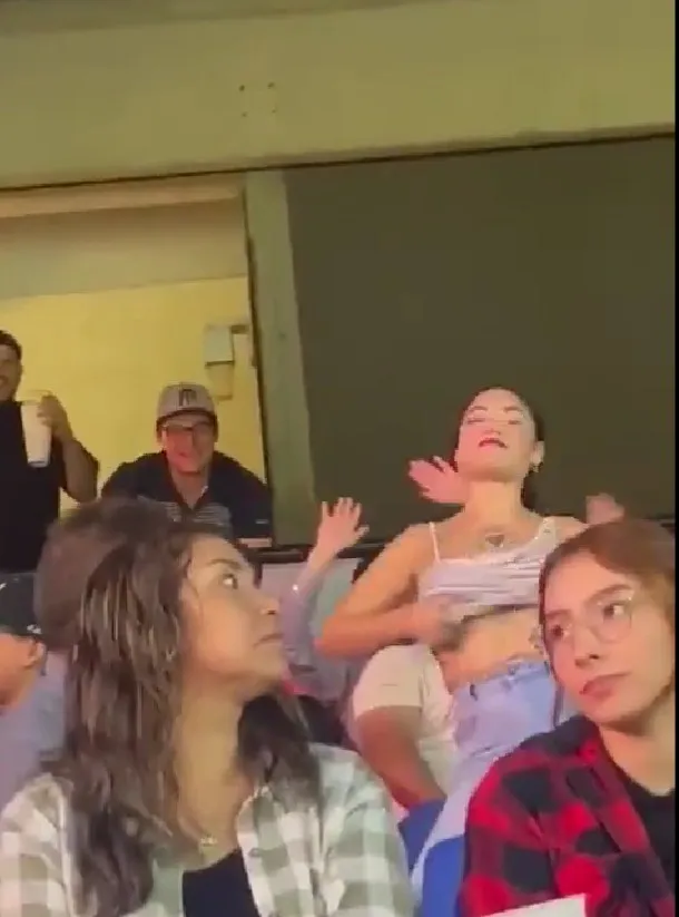 CAPTURA DE PANTALLA La aficionada se robó las miradas