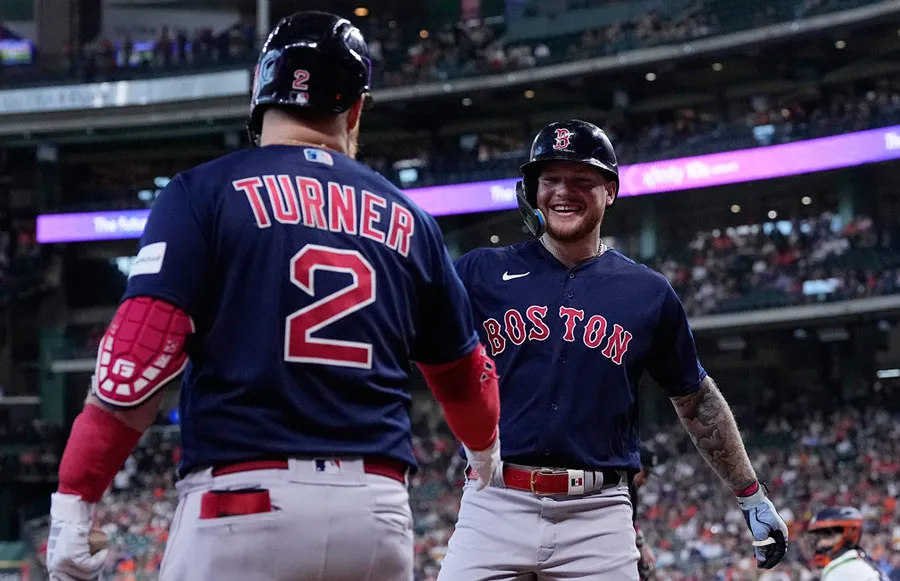 Verdugo celebra vuelacercas con Justin Turner