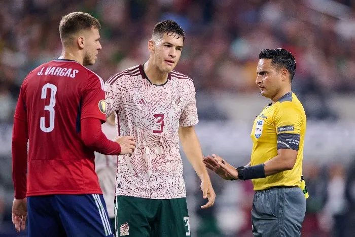 César Montes jugando con el Tri