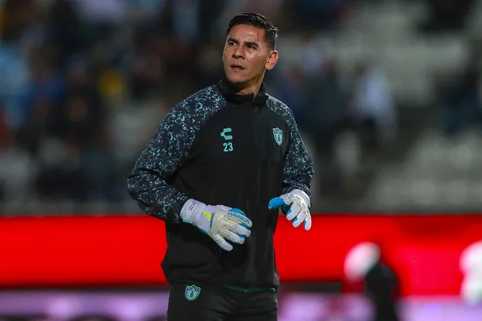 Ustari jugando con los Tuzos del Pachuca