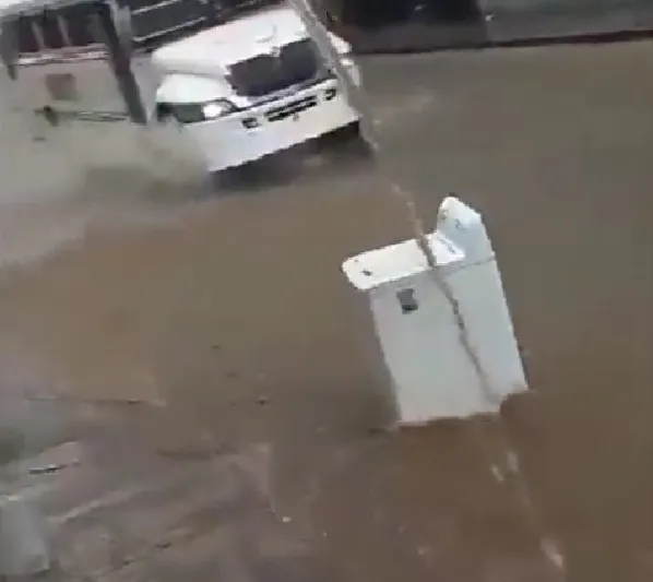 CAPTURA DE PANTALLA Lavadora siendo arrastrada por la lluvia