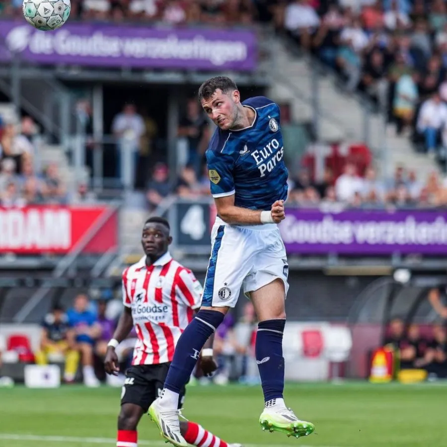 Feyenoord le pone precio a Santiago Giménez