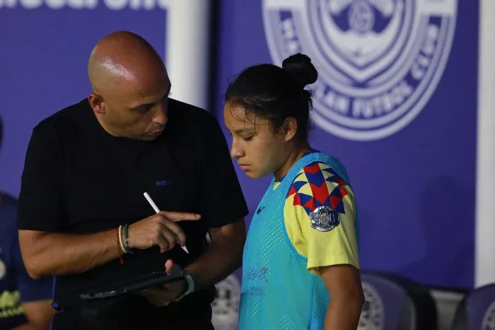 MEXSPORT Villacampa dando instrucciones durante el juego