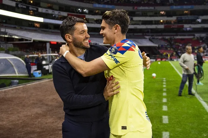 MEXSPORT Israel Reyes saludando a Larcamón