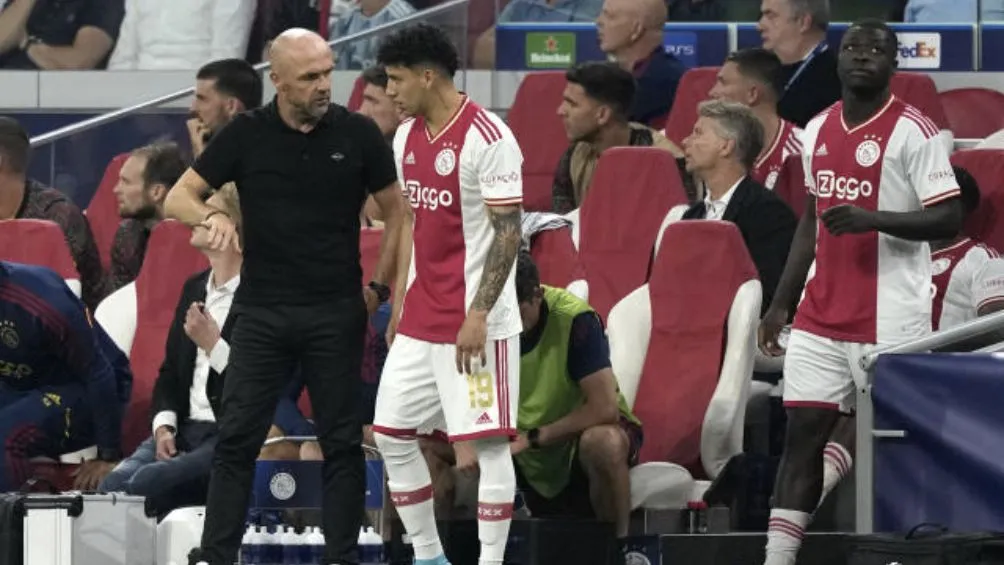 El lateral mexicano en un juego con el Ajax