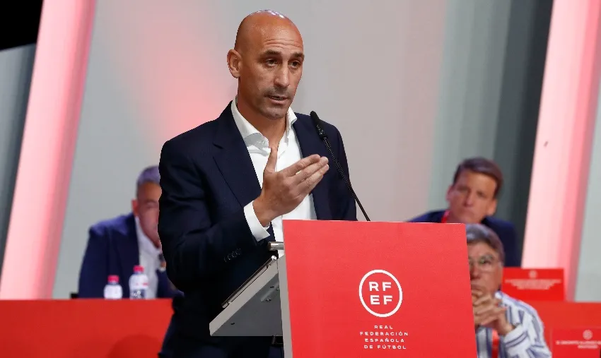 Luis Rubiales fue suspedido 90 días por la FIFA