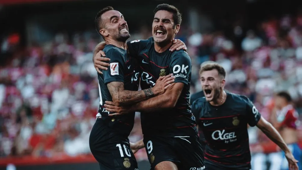 Mallorca festeja uno de sus goles ante Granada