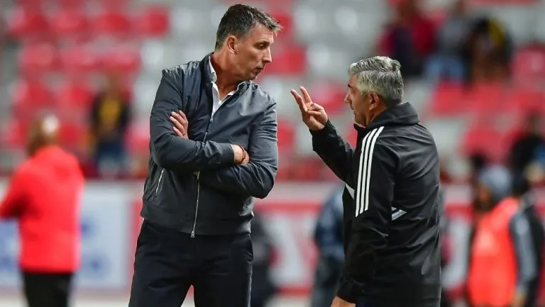 Siboldi dirigiendo a Tigres