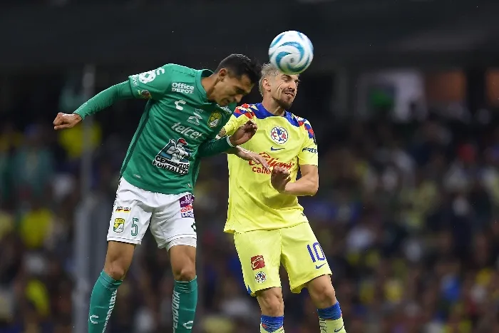 MEXSPORT Fidel Ambriz disputando el balón